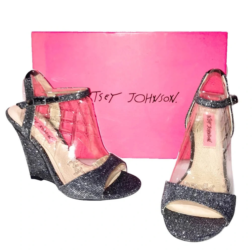 NIB Betsey Johnson Duane Wedge Sandals Black Silver Glitter Sparkle Size US 5.5